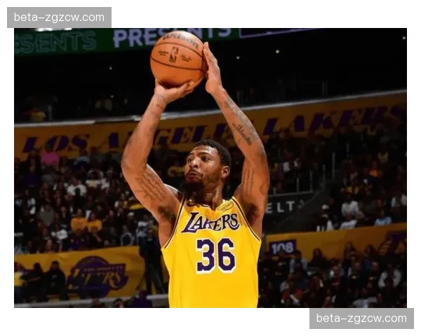 斯玛特防守端制造进攻犯规 湖人后场硬度显著提升